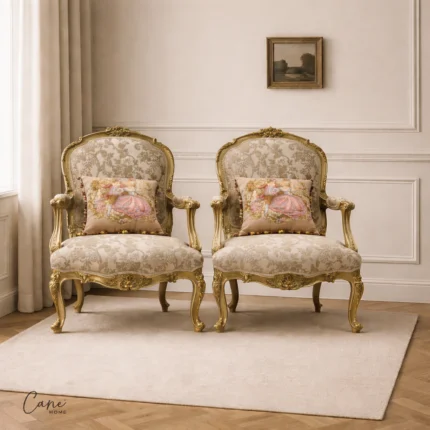 طقم كرسيين رويال فرنسي كلاسيك خشب زان طبيعي محفور يدوياً بلمسات ذهبية مطفية ووسائد مطرزة.