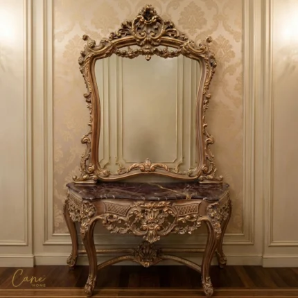 مدخل ملكي كلاسيكي مع مرآة ضخمة، سطح رخام طبيعي وإطار خشب زان ذهبي.