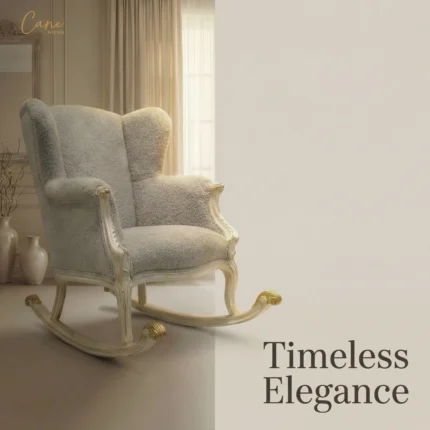 رسي هزاز ملكي بفرير صوف أبيض، هيكل خشبي منحوت بطلاء كريمي وذهبي