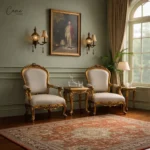 طقم استقبال كلاسيكي ملكي - كرسيين مخمل بيج وطاولة خدمة بطلاء ذهب فرنسي.