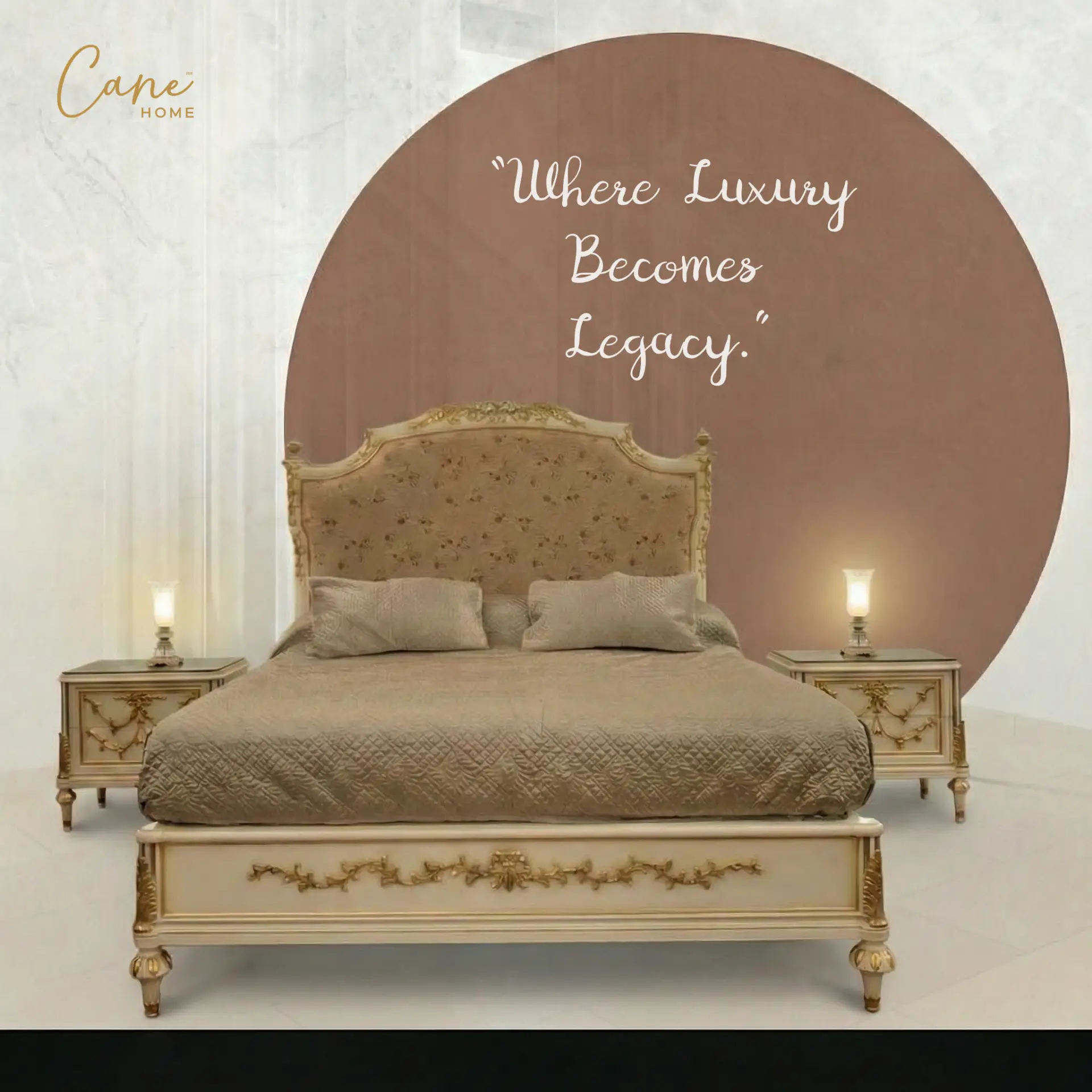 غرفة نوم رينيسانس - كاني هوم. غرفة نوم رينيسانس ملكية سرير كلاسيكي فخم مع طاولات جانبية محفورة يدوياً بطلاء ذهبي من كاني هوم.
