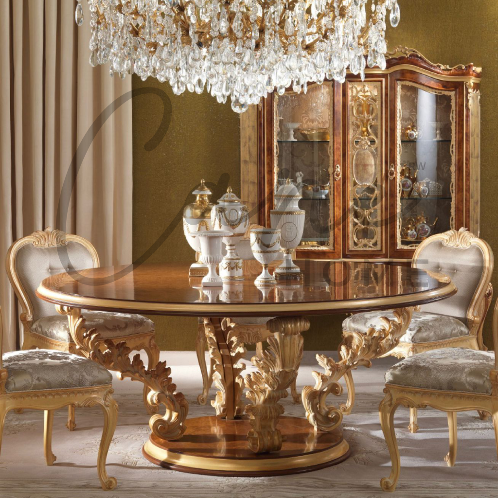 طاولة طعام دائرية مذهبة مع كراسي منجدة ونجفة كريستال في غرفة طعام فاخرة.