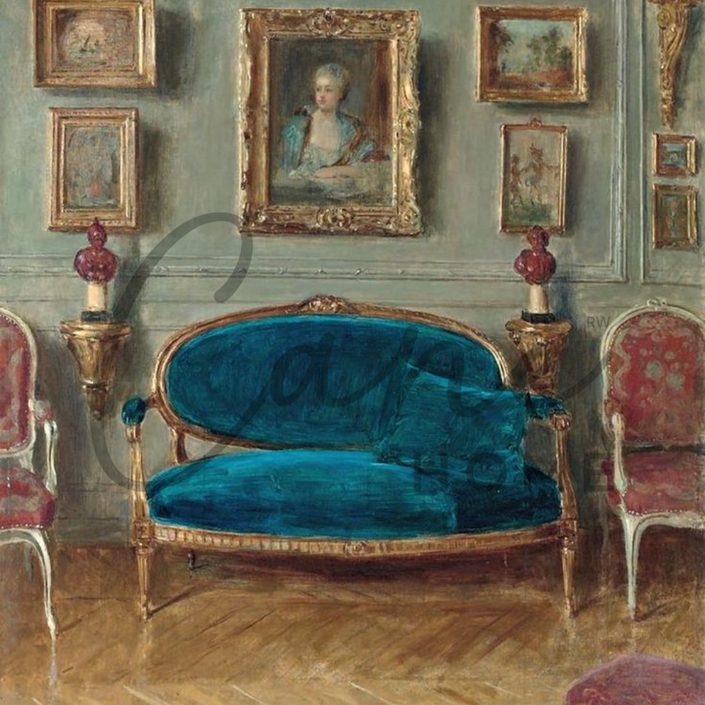 تصميم صالون ملكي يجمع بين الكنب المذهب واللوحات الفنية بستايل القصور الفرنسية.