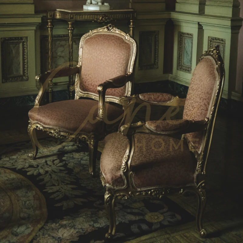 تصميم مجلس كلاسيكي ملكي يجمع بين الأثاث المذهب واللوحات الفنية الجدارية.