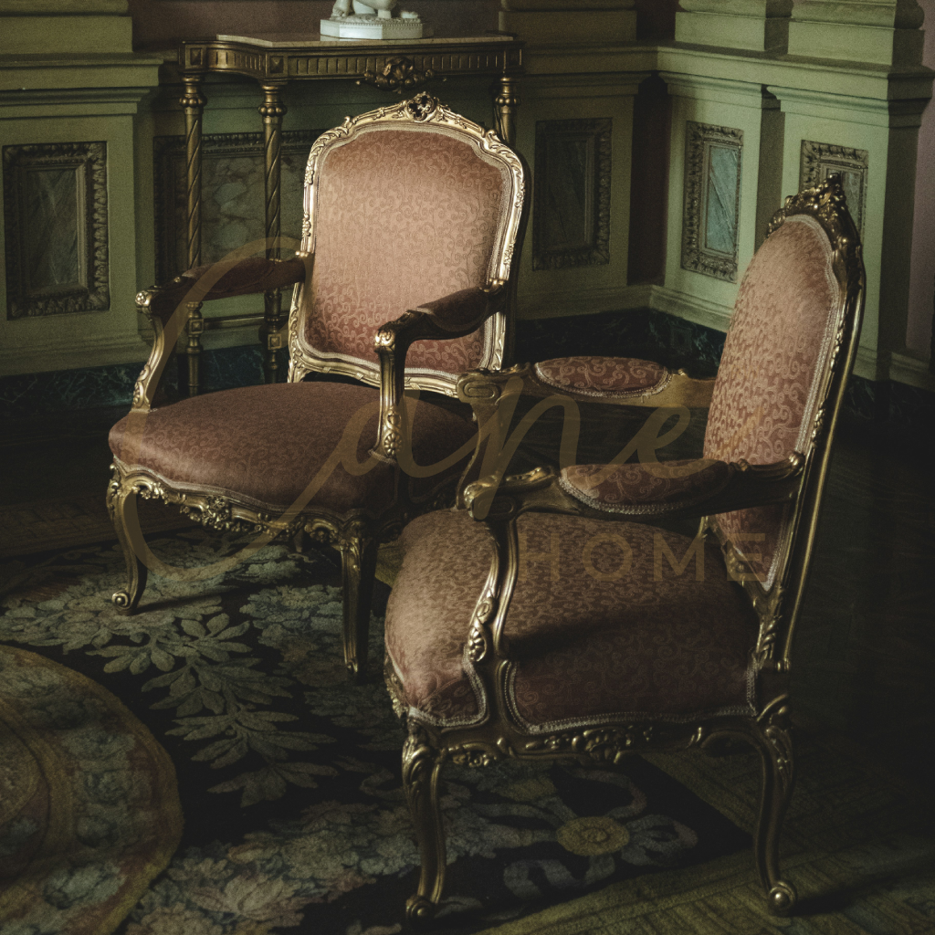 تصميم مجلس كلاسيكي ملكي يجمع بين الأثاث المذهب واللوحات الفنية الجدارية.