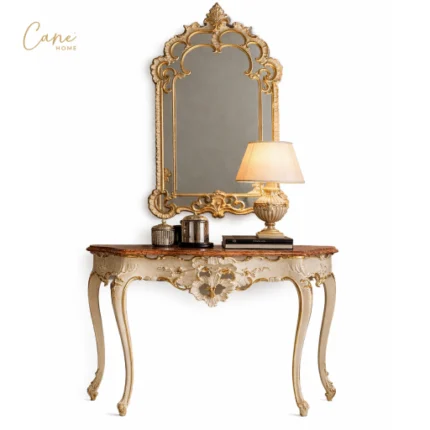 مدخل فيرساي الملكي كونسول خشب زان محفور يدوياً بطلاء كريمي وذهب مع مرآة جدارية فاخرة وسطح رخام من كاني هوم.