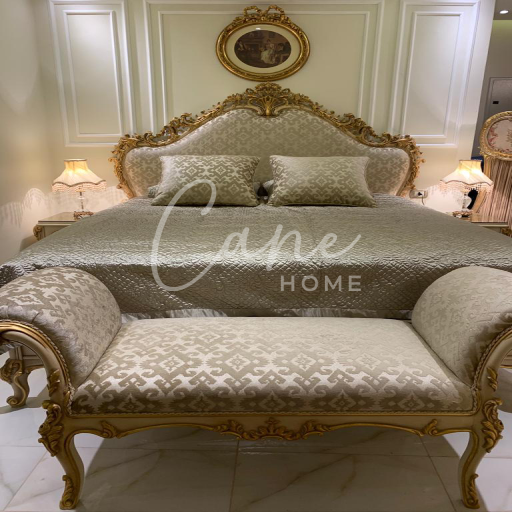 سرير برنسيس ملكي مذهب بخلفية كابوتنيه ونقوش تاج محفورة مع شازلونج أمامي منقوش بنفس الطراز.