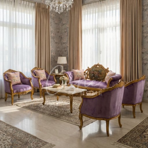 طقم صالون كلاسيك يضم كنبة ملكية وكراسي باللون البنفسجي المذهب مع طاولة رخامية في مجلس سعودي فاخر.