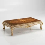 صورة لـ طاولة مجلس خشب زان كلاسيكية فخمة بتصميم فرنسي ملكي محفور يدوياً باللون الكريمي والذهب المعتق، معزولة على خلفية بيضاء نقية من متجر كاني هوم