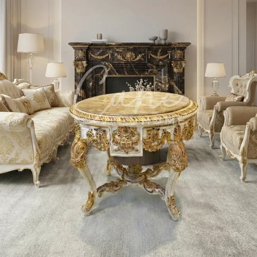 صالة كلاسيك فخمة تحتوي على كنب ملكي بيج مذهب وطاولة وسط خشبية كبيرة محفورة يدوياً مع إضاءة نجف كريستال.