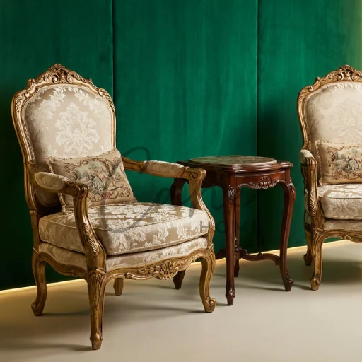 صالة كلاسيك ملكية فخمة تضم كنب بيج مذهب وطاولة وسط خشبية ضخمة محفورة يدوياً مع إضاءة نجف كريستال.